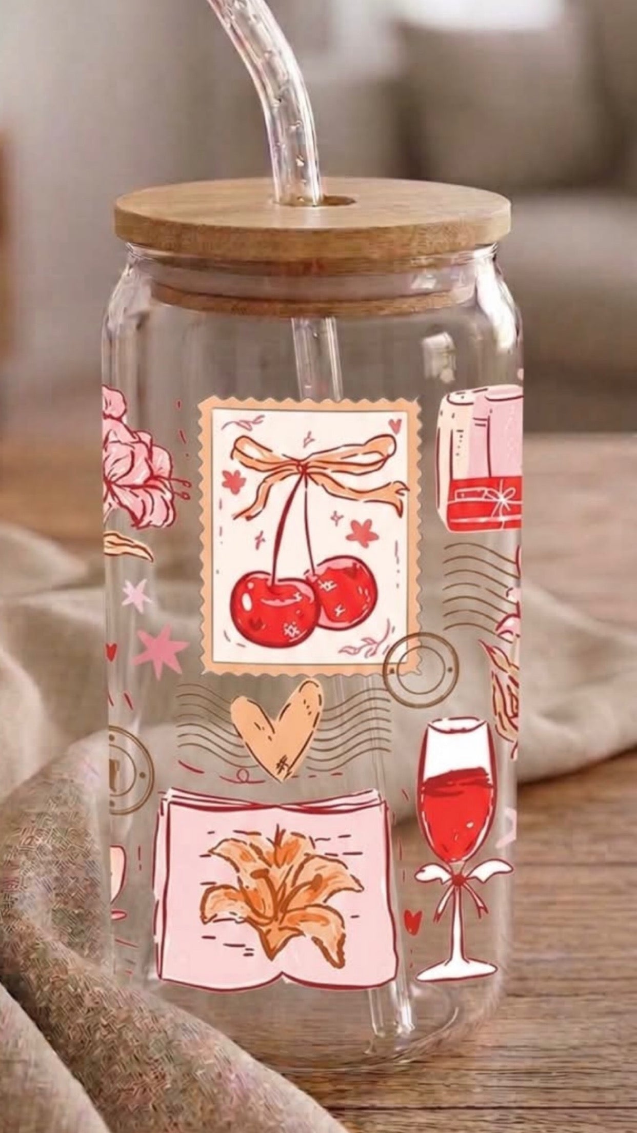 Verre illustré avec paille en verre