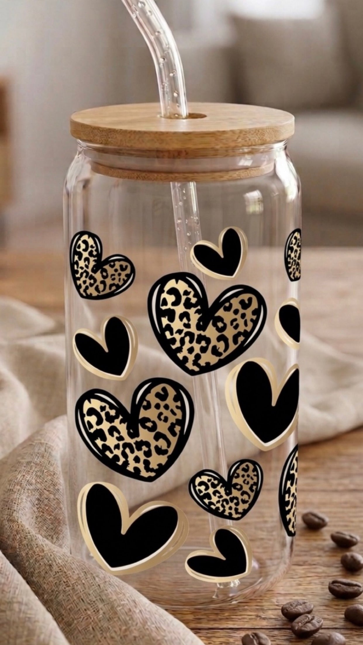 Verre illustré avec paille en verre