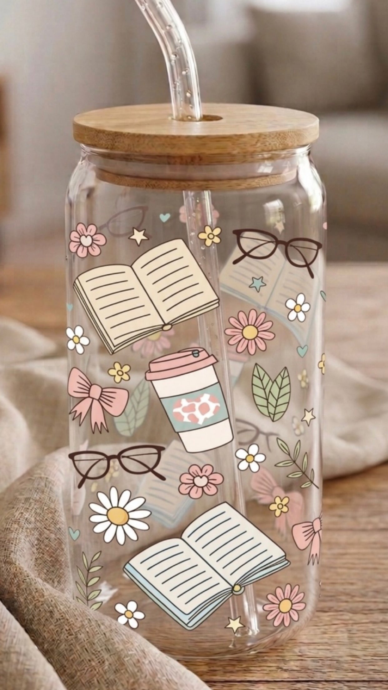 Verre illustré avec paille en verre