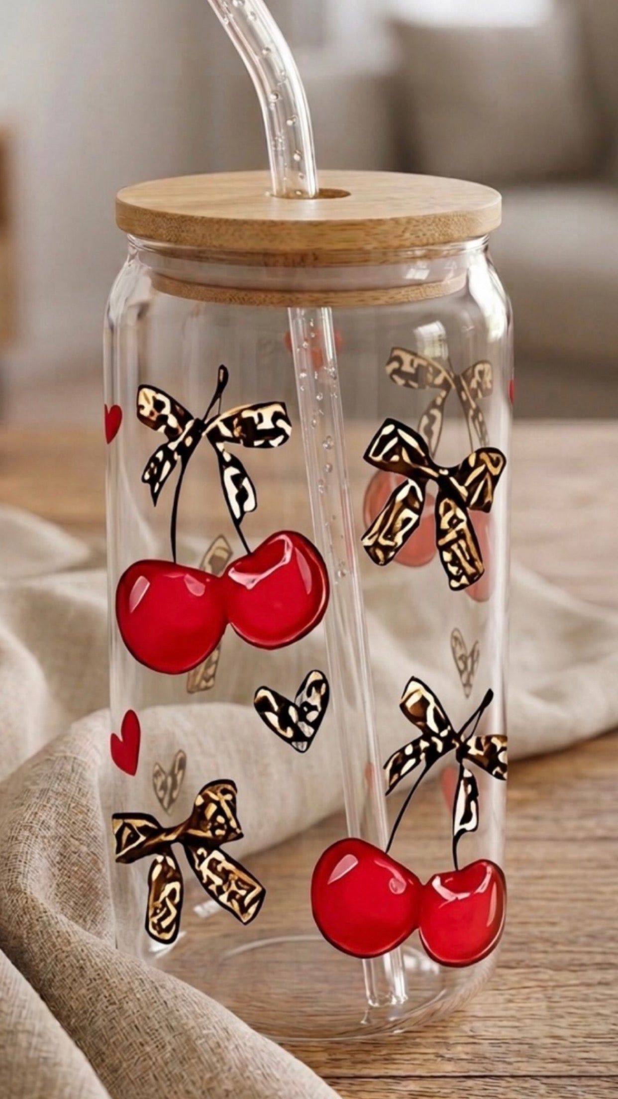 Verre illustré avec paille en verre