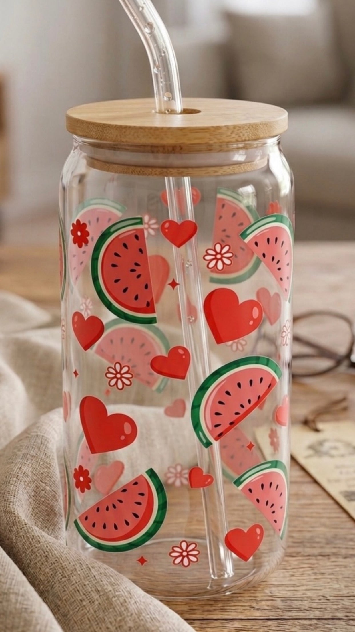 Verre illustré avec paille en verre